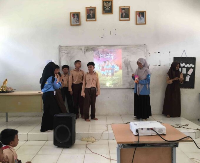 Tim Kampus Mengajar Angkatan 8 Sukses Gelar Nobar Film "Laskar Pelangi" di SMPN 26 Kota Jambi